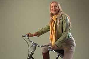 骑自行车的欧洲女人模型 自行车 围巾 长筒靴 8k贴图【模型】